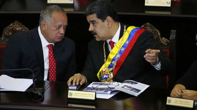 El dictador venezolano Nicolás Maduro, derecha, habla con Diosdado Cabello, el número dos del régimen.