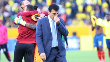 El entrenador de Ecuador, Gustavo Quintero (centro), reacciona luego de perder ante Perú.