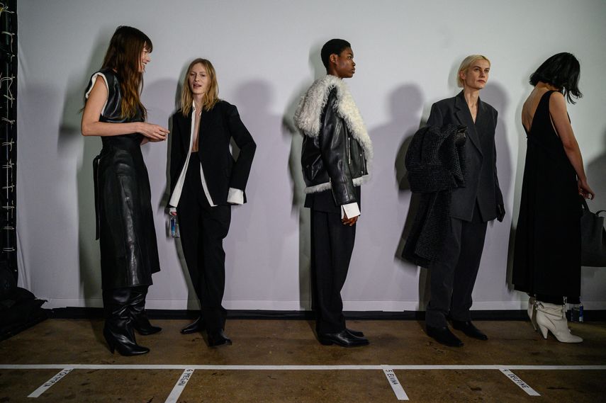 Las modelos luciendo creaciones de Proenza Schouler se reúnen detrás del escenario antes de su desfile durante la Semana de la Moda de Nueva York el 11 de febrero de 2023.
