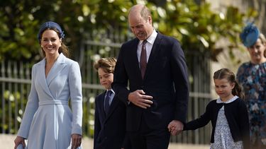 El príncipe William de Gran Bretaña y su esposa Kate, duquesa de Cambridge, llegan con sus hijos, el príncipe Jorge y la princesa Carlota, al servicio de Domingo de Pascua en la capilla de San Jorge en el castillo de Windsor, en Berkshire, Inglaterra, el domingo 17 de abril de 2022.