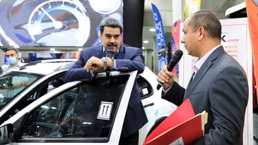 El dictador de Venezuela, Nicolás Maduro, junto a un auto iraní.