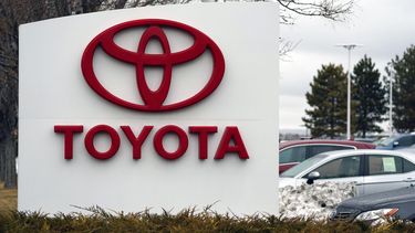 El logo de la automotriz Toyota, en el exterior de un concesionario en Lakewood, Colorado. &nbsp;