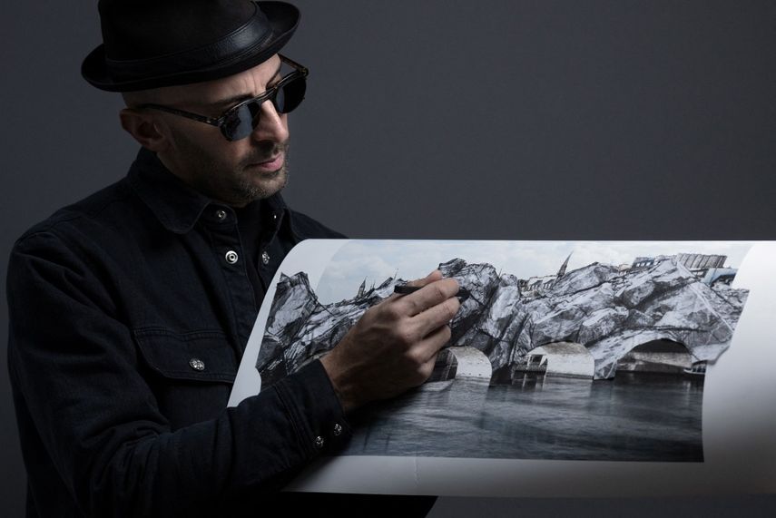 El fotógrafo y artista callejero francés JR posa en su estudio de París el 26 de noviembre de 2025, presentando La Cueva del Pont Neuf, la obra que creará como homenaje a Christo y Jeanne-Claude.&nbsp;