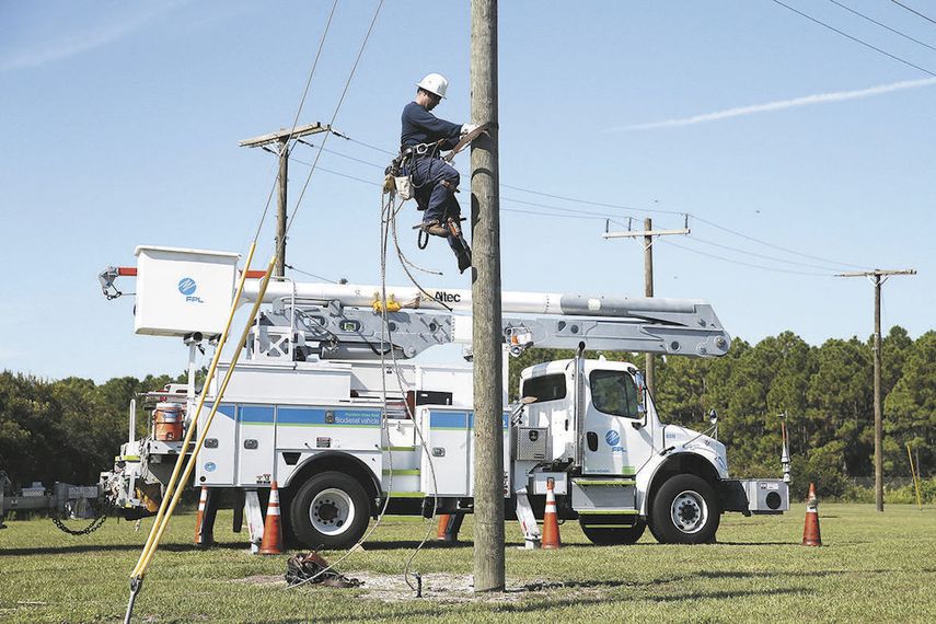 Técnicos de la Florida Power & Light, trabajando en una de las zonas afectadas por el Huracán Irma en Coral Gables.
