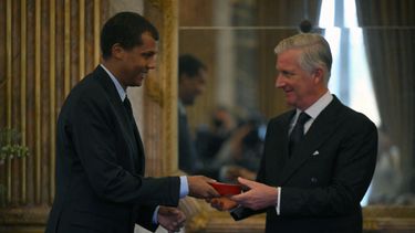 El cantautor, compositor y músico belga Paul Van Haver, más conocido por su nombre artístico Stromae, recibe el honor de Comandante de la Orden de la Corona del rey Felipe de Bélgica durante una recepción real para las personas que han recibido la Gracia de Nobleza en el Palacio Real de Bruselas el 21 de noviembre de 2024.