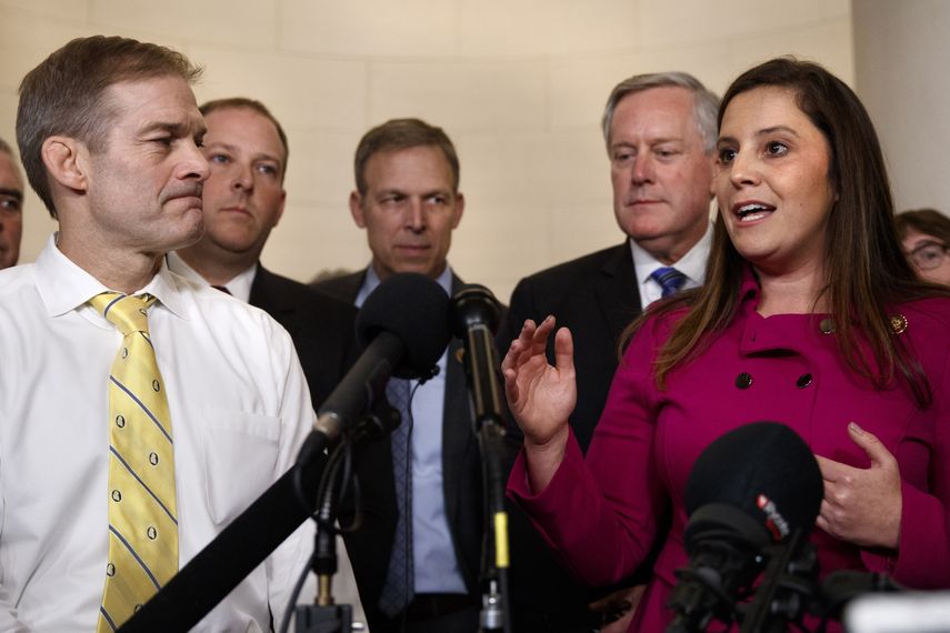 La representante republicana Elise Stefanik habla con la prensa despu&eacute;s de la audiencia en la que declar&oacute; la exembajadora en Ucrania Marie Yovanovitch en el Congreso, Washington, 15 de noviembre de 2019.&nbsp;