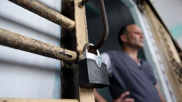 Un recluso permanece en la puerta de su celda en la prisión Combinado del Este, en La Habana, Cuba.