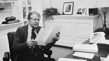 Fotografía tomada en 1978 que muestra al presidente estadounidense Jimmy Carter leyendo en su escritorio en la Oficina Oval de la Casa Blanca en Washington.