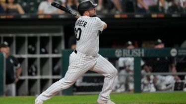 El bateador Jake Burger observa su conexión en el encuentro de los Medias Blancas de Chicago contra los Guardianes de Cleveland, el 27 de julio de 2023.