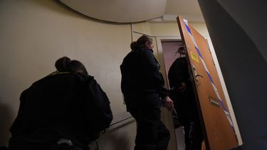 Los técnicos de la policía ingresan a un apartamento en Haninge, al sur de Estocolmo, el 1 de diciembre de 2020, un día después de que un hombre de unos 40 años que estaba encerrado por su madre fuera encontrado allí. La mujer fue arrestada bajo sospecha de encerrar a su hijo dentro de su apartamento durante 28 años, dejándolo desnutrido y casi sin dientes, dijeron la policía y los medios de comunicación. &nbsp;