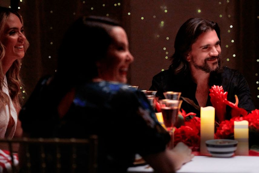 Karen Martínez, a la izquierda, y Juanes en una escena del especial Celebremos: Eterna Navidad, que se estrena el 4 de diciembre del 2020 en Pantaya.&nbsp;