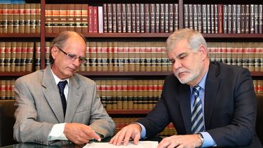 Ernesto Pichardo, jerarca de la iglesia Lukumí, y el abogado Jorge Duarte explican las semejanzas del caso ganado en el Supremo en 1993, a favor de las prácticas de ese credo, con el veto migratorio contra los mulsumanes que fue suspendido por una corte de apelaciones.