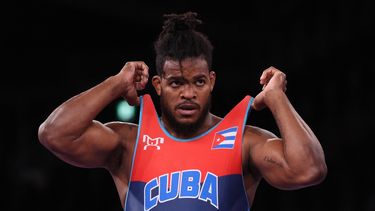 El cubano Reineris Salas Pérez reacciona después de derrotar al azerbaiyano Sharif Sharifov en su combate por la medalla de bronce de lucha libre masculina de 97 kg durante los Juegos Olímpicos de Tokio 2020