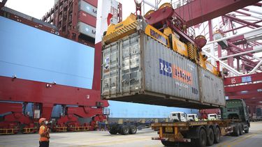 Un empleado trabaja en uno de los puertos de embarque en China.