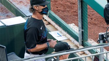 El m&aacute;nager de los Marlins de Miami Don Mattingly observa desde la cueva durante el octavo inning del juego contra los Filis de Filadelfia, el s&aacute;bado 25 de julio de 2020, en Filadelfia.