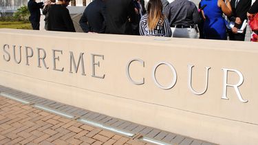 Forografía de archivo de un grupo de personas reunidas frente al edificio del Tribunal Supremo de la Florida.