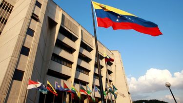 El Tribunal Supremo de Justicia (TSJ) suprime también la medida que dictaminaba que el privilegio de la inmunidad parlamentaria&nbsp;era incompatible mientras la Asamblea Nacional persistiera en desacato.