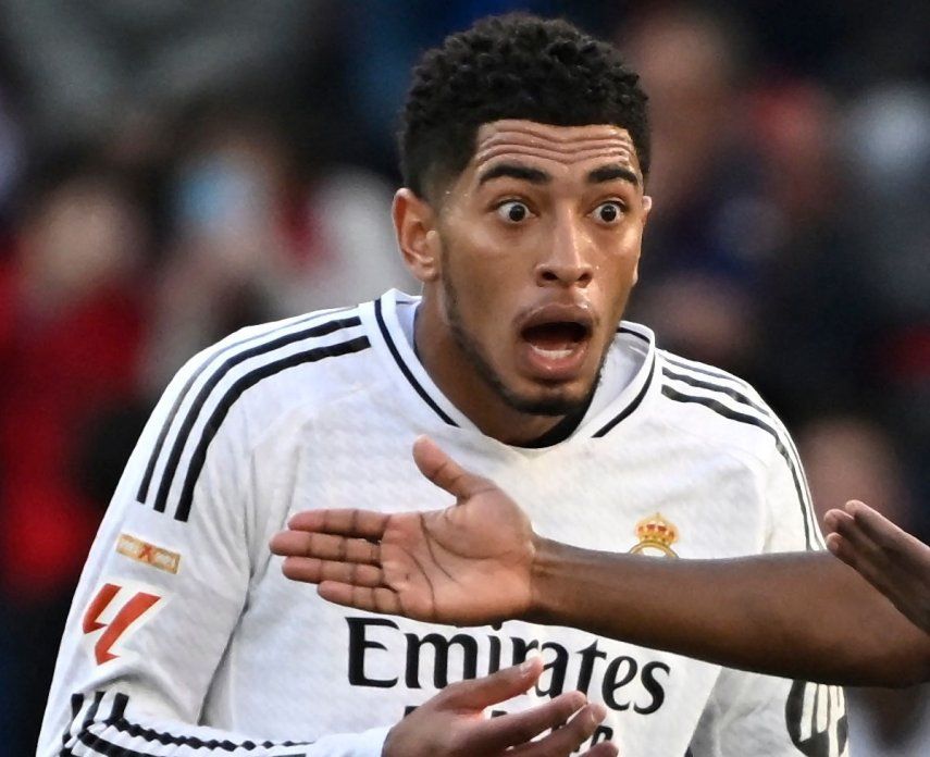 El centrocampista inglés #05 del Real Madrid Jude Bellingham reacciona a su tarjeta roja que sacó el árbitro Munuera Montero durante el partido de fútbol de la liga española entre CA Osasuna y Real Madrid CF en el Estadio El Sadar en Pamplona el 15 de febrero de 2025. 