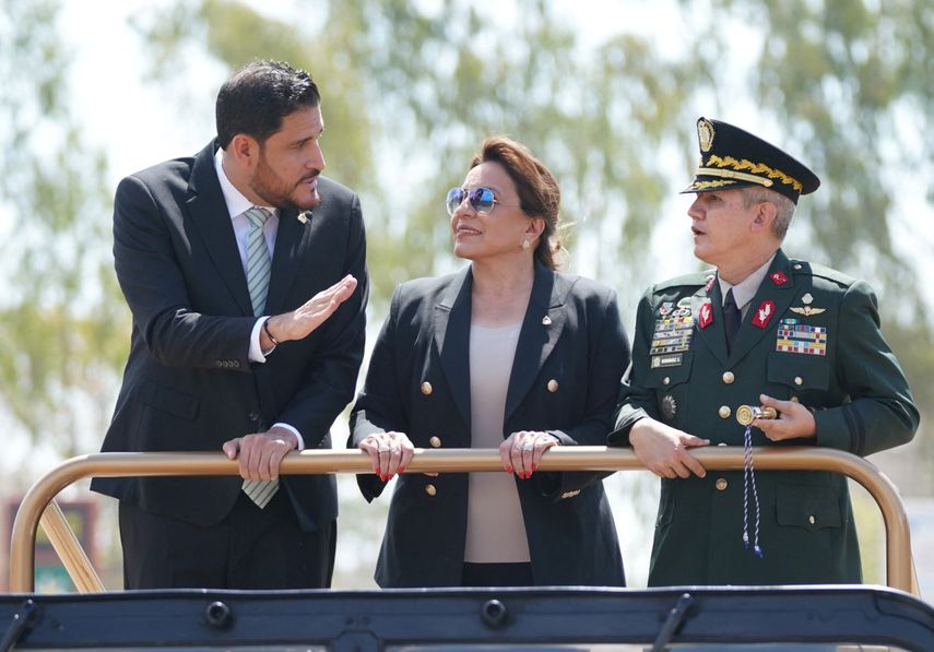 José Manuel Zelaya, ministro de Defensa de Honduras, la presidenta Xiomara Castro, y el Estado Mayor Conjunto de las Fuerzas Armadas, General de División Roosevelt Leonel Hernández, revisan las tropas durante una ceremonia de ascenso para oficiales de las Fuerzas Armadas en Tegucigalpa el 13 de marzo de 2024.