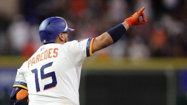 El mexicano Isaac Paredes celebra un jonrón en el Daikin Park, en Houston