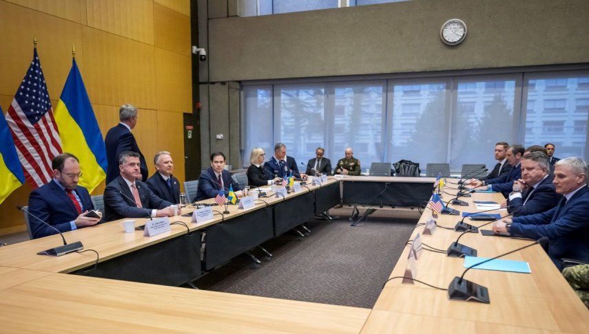 El Secretario de Estado de EEUU, Marco Rubio (4º izq.), y el enviado especial de EEUU, Steve Witkoff (3º izq.), en el encuentro con la delegación ucraniana durante las conversaciones sobre un plan estadounidense para poner fin a la guerra en Ucrania en la Misión de EEUU, en Ginebra, el 23 de noviembre de 2025.