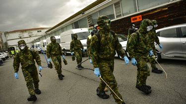 Trabajadores de salud desinfectan zonas en la estaci&oacute;n de trenes Abando en Bilbao, Espa&ntilde;a, el 23 de marzo del 2020