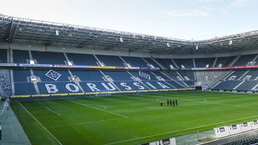 Un grupo de trabajadores observan desde la cancha del estadio vac&iacute;o del Borussia Moenchengladbach, club de la Bundesliga, en Moenchengladbach, Alemania, el jueves 16 de abril de 2020.&nbsp;