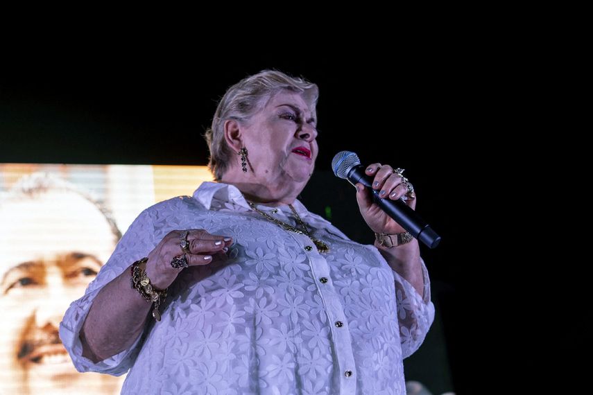 La cantante mexicana Paquita la del Barrio, habla durante un mitin de campaña, como candidata a una diputación local por el Partido Movimiento Ciudadano, en Veracruz, estado de Veracruz, México el 17 de mayo de 2021. &nbsp;