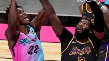 El alero del Heat de Miami Jimmy Butler avanza hacia la canasta mientras lo defiende el pivot de Los Lakers de Los Ángeles Andre Drummond el jueves 8 de abril del 2021.