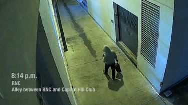 Esta captura de pantalla hecha de imágenes a video de vigilancia, publicada por el FBI el 9 de marzo de 2021, muestra a la persona sospechosa de colocar bombas caseras en Washington, DC, el 5 de enero de 2021.