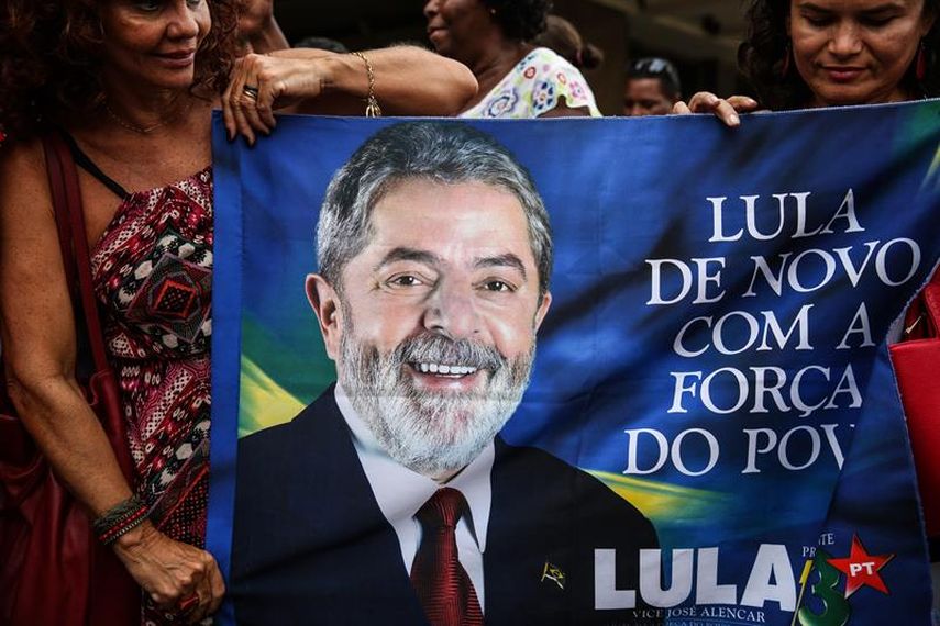 En la mañana del viernes 4 de marzo, la Policía Federal de Brasil allanó la casa del expresidente Lula da Silva y lo trasladó a la comisaría para que prestara declaraciones; más tarde fue liberado. (EFE)