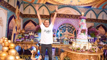 Fabio Raian, al finalizar una&nbsp;decoraci&oacute;n basada en una de las historias m&aacute;s populares para las celebraciones infantiles.&nbsp;