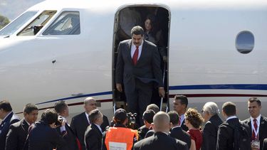 El dictador venezolano, Nicolás Maduro, desciende del avión a su llegada al aeropuerto de Santa María, 22 km al norte de San José, el 28 de enero de 2015 para participar en la III Cumbre de la CELAC.&nbsp;