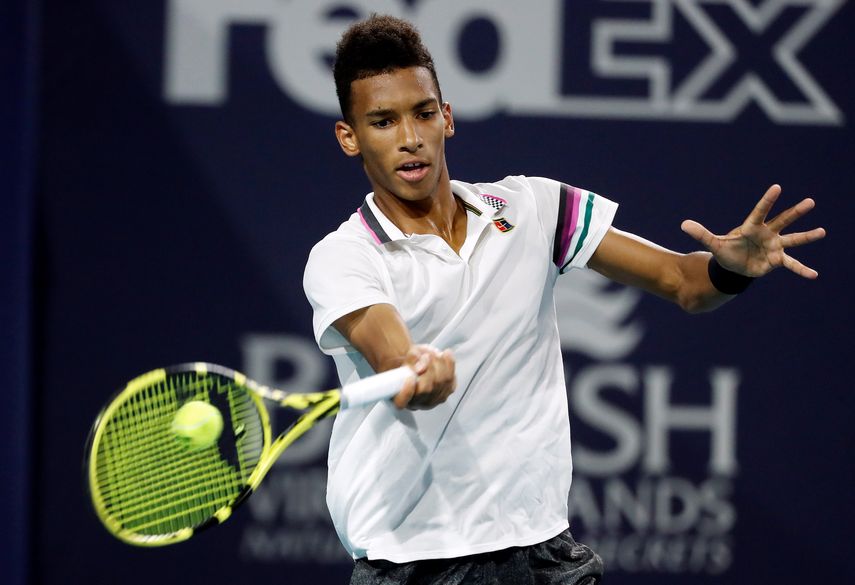 El canadiense Felix Auger-Aliassime en acción contra el croata Borna Coric este martes durante un juego de sencillos en el Abierto de Tenis de Miami, Florida.