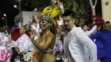 Uruguay inició la fiesta el 19 de enero, su carnaval -considerado el más largo del mundo- sigue en pleno curso y también llegará a su punto máximo el 27 y 28 de febrero.