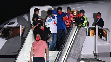 Migrantes venezolanos que fueron encarcelados en El Salvador bajan de un avión en el Aeropuerto Internacional Simón Bolívar en Maiquetía, Venezuela, el 18 de julio de 2025.