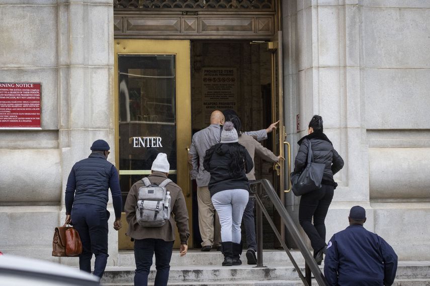 La gente ingresa al juzgado del condado de Fulton el 27 de noviembre de 2023 en Atlanta, Georgia. Las declaraciones de apertura comenzarán en el caso contra el rapero estadounidense Young Thug, de 31 años, y otras 28 personas, quienes enfrentan una acusación de extorsión.