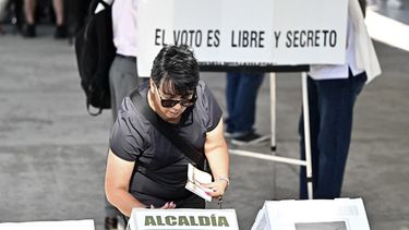 El proceso electoral para elegir al próximo presidente de México comenzó este domingo con una serie de incidentes violentos y desafíos.