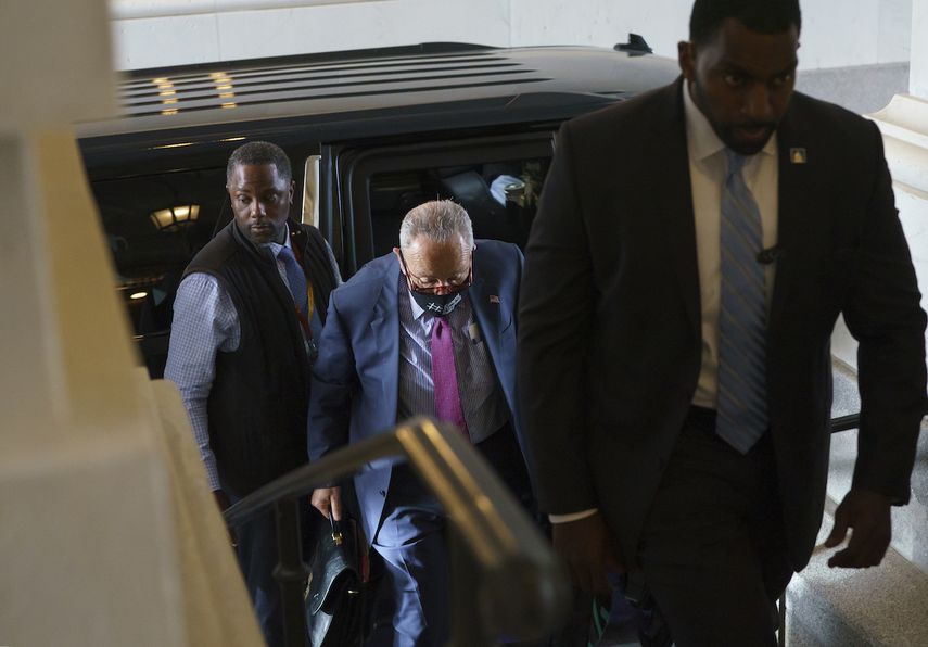 El titular del bloque mayoritario del Senado, el demócrata Chuck Schumer, arriba al recinto para una sesión de fin de semana para tratar un proyecto de ley de infraestructura de 1 billón de dólares, Washington, sábado 7 de agosto de 2021.&nbsp;