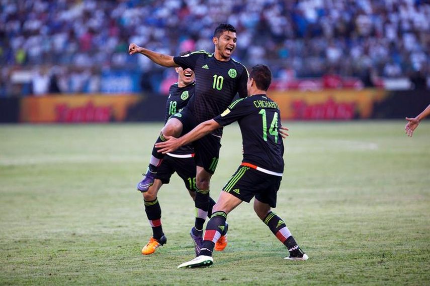 Jesús Corona celebra junto sus compañeros el primer gol. (EFE)