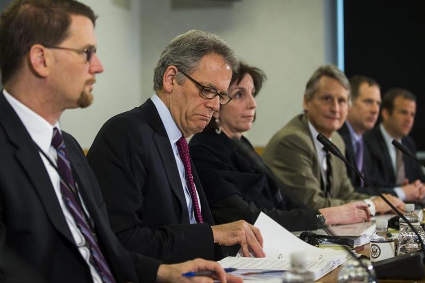 El jefe de la misión de los intereses estadounidenses en La Habana, Jeffrey DeLaurentis, de segundo, junto a la subsecretaria de Estado de EEUU para América Latina, Roberta Jacobson. Foto EFE.