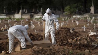 Trabajadores de un cementerio con trajes de protecci&oacute;n colocan el ata&uacute;d de Paulo Jose da Silva, de 57 a&ntilde;os, que muri&oacute; por el nuevo coronavirus, en R&iacute;o de Janeiro, Brasil, el viernes 5 de junio de 2020. Seg&uacute;n Monique dos Santos, su padrastro se burlaba de la existencia del virus, no llevaba mascarilla, no se cuidaba y quer&iacute;a estrechar la mano con todo el mundo. No cre&iacute;a en ello y por desgracia encontr&oacute; su fin. Es muy triste, pero es la verdad, dijo.