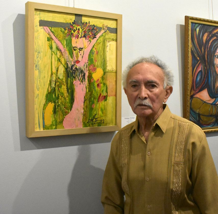 El artista Enrique Hidalgo en la exhibición en honor a la mujer de Milander Center For Arts & Entertaiment. Cruz María, Acrílico sobre lienzo.