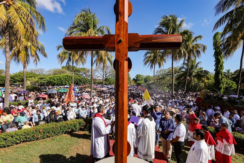 Esta fotografía, difundida por el medio de comunicación oficial El 19 Digital el 3 de abril de 2026, muestra a fieles católicos participando en el Vía Crucis, presidido por Leopoldo José Brenes, Arzobispo Metropolitano, en los jardines de la Catedral de Managua.