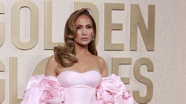 La cantante y actriz estadounidense Jennifer López llega a la 81ª edición anual de los Globos de Oro en el hotel Beverly Hilton de Beverly Hills, California, el 7 de enero de 2024. &nbsp;