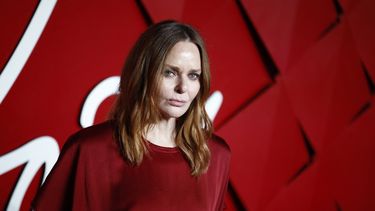 La diseñadora británica Stella McCartney posa en la alfombra roja a su llegada a los Fashion Awards 2024 en el Royal Albert Hall de Londres el 2 de diciembre de 2024.