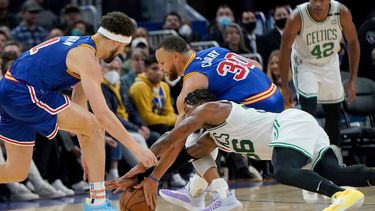 Momento en el que Stephen Curry cae por pelear el balón con Marcus Smart