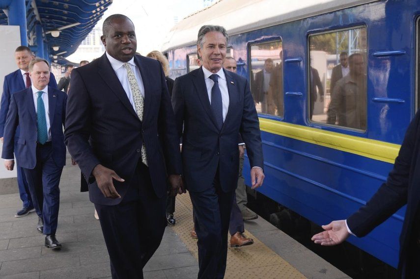 El secretario de Estado de Estados Unidos, Antony Blinken (derecha), y su homólogo británico, David Lammy, llegan a la estación de tren de Kiev, Ucrania, el 11 de septiembre de 2024.&nbsp;