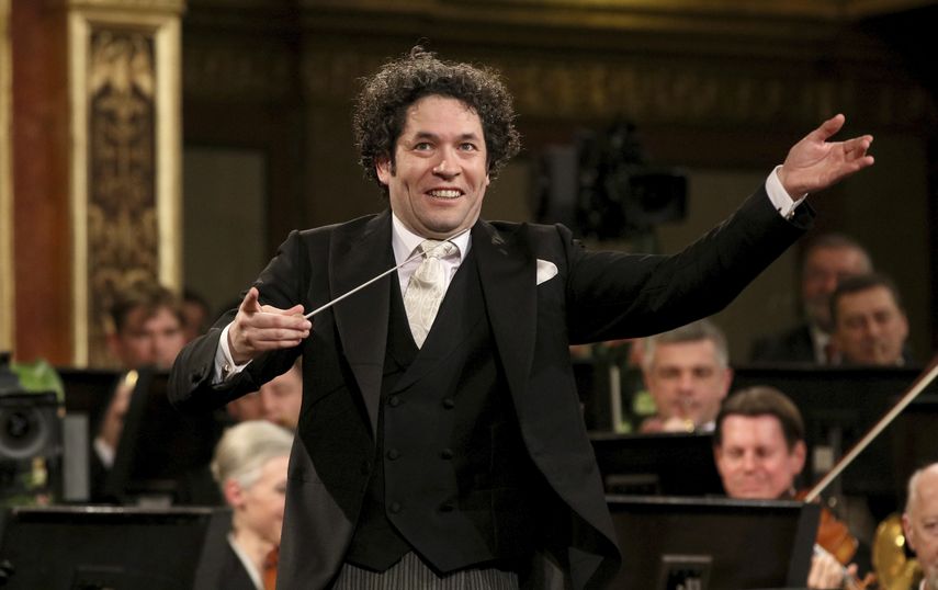 En esta fotografía del primero de enero de 2017 el director Gustavo Dudamel dirige a la Orquesta Filarmónica de Viena durante el tradicional concierto de Año Nuevo en Vienna, Austria. El venezolano dimitió a su cargo en la Ópera de París.