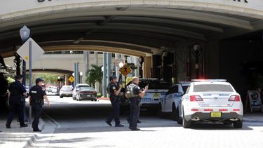 Los accesos al centro comercial Merrick Park, en Coral Gables, estuvieron controlados por agentes de la Policía durante buena parte de la tarde de este sábado.